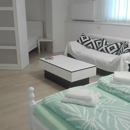 Garden View Apartment *